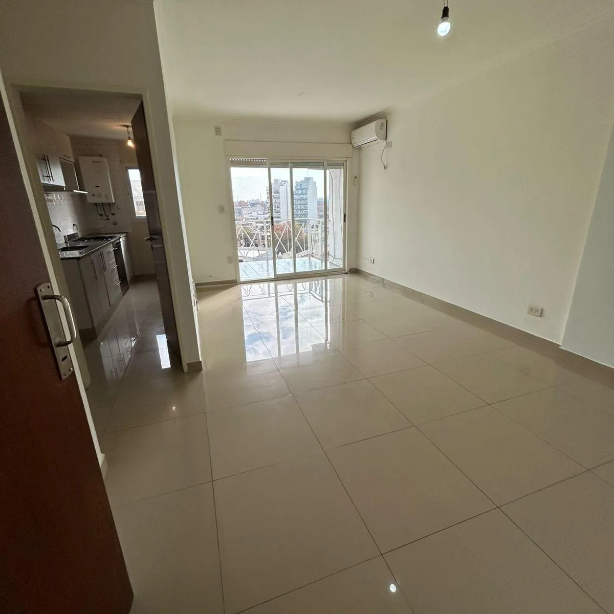 Bajas Expensas – 2 Ambientes - Balcón - Dos Aires Acondicionados