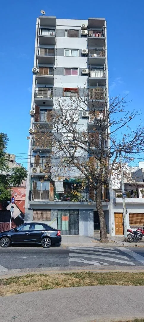 Dos Ambientes Al Frente en un Primer Piso