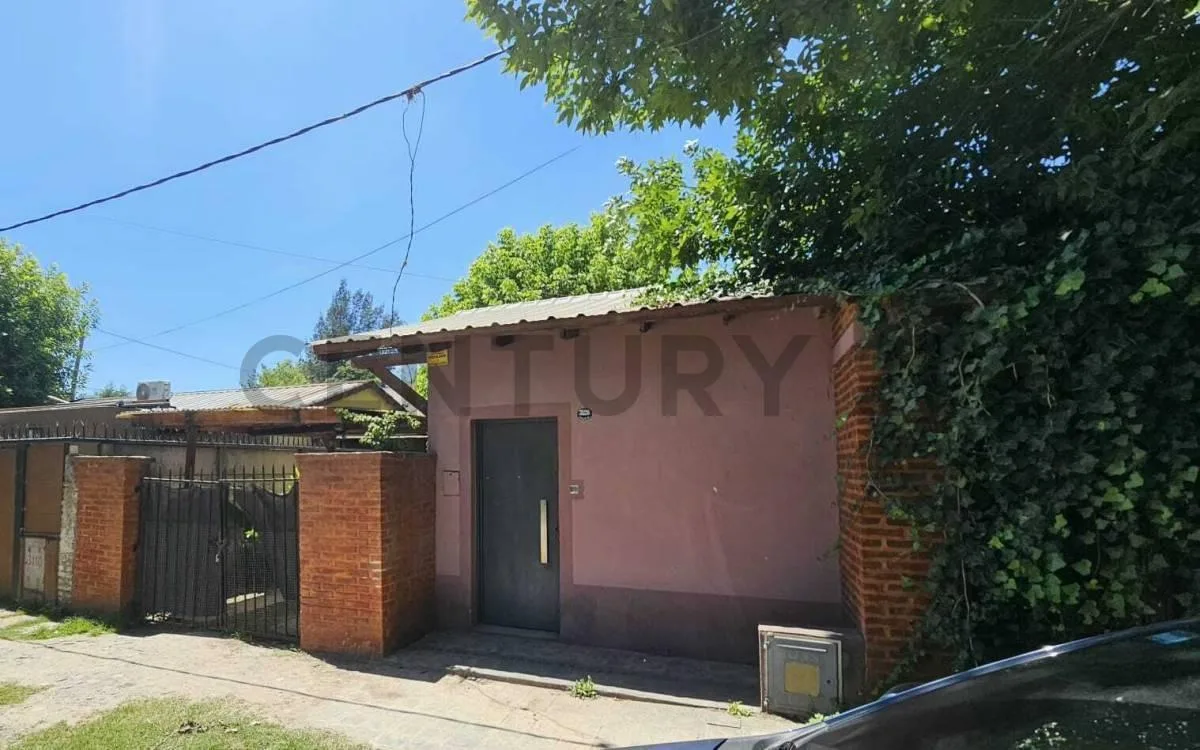Casa en planta baja, jardín y cochera