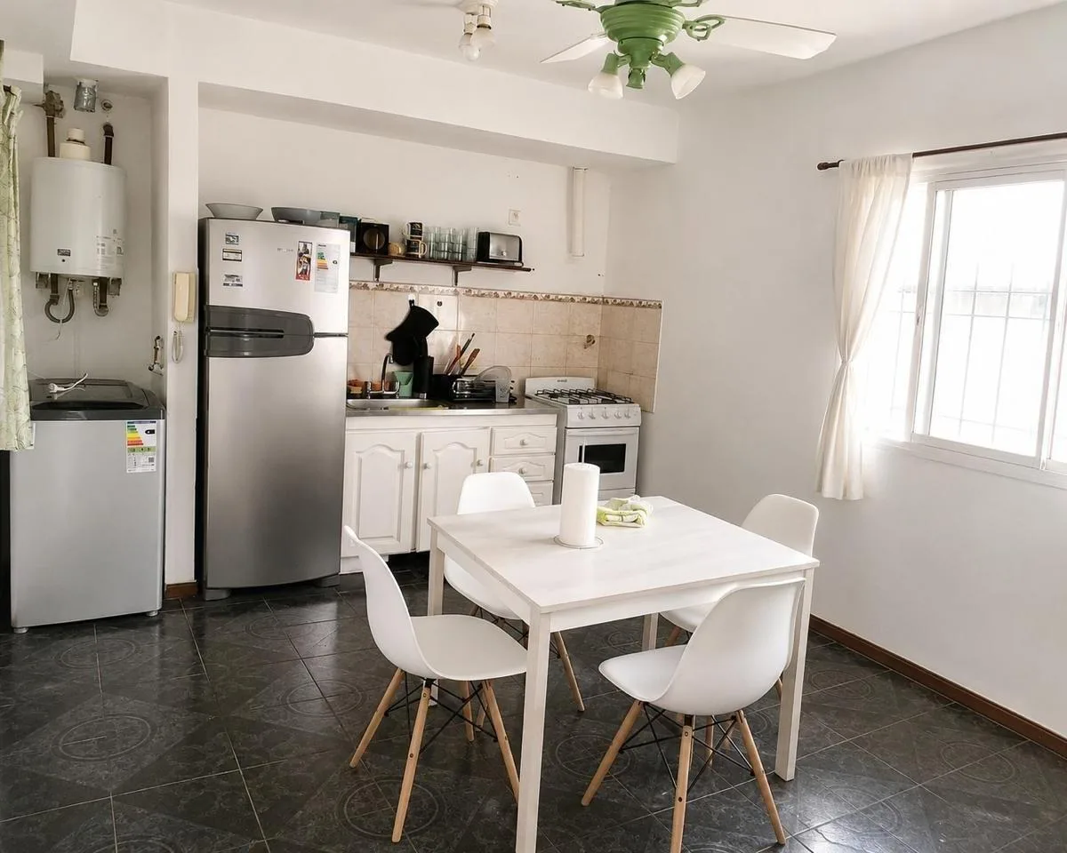 2nd floor, bright 1-bedroom