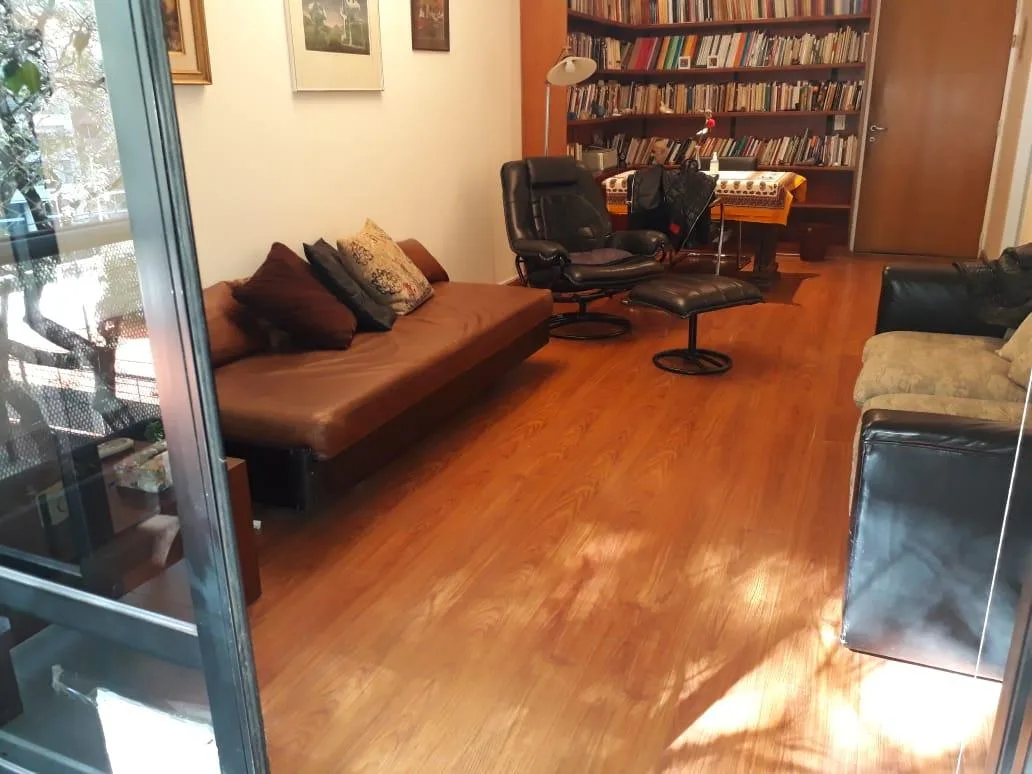 1 dormitorio en suite, balcón