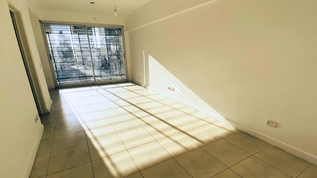 2 Amb en Semipiso Muy Luminoso con Balcón Al Frente, Cochera Cubierta, Amenities