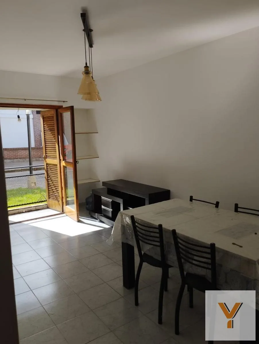 1 dormitorio con balcón norte