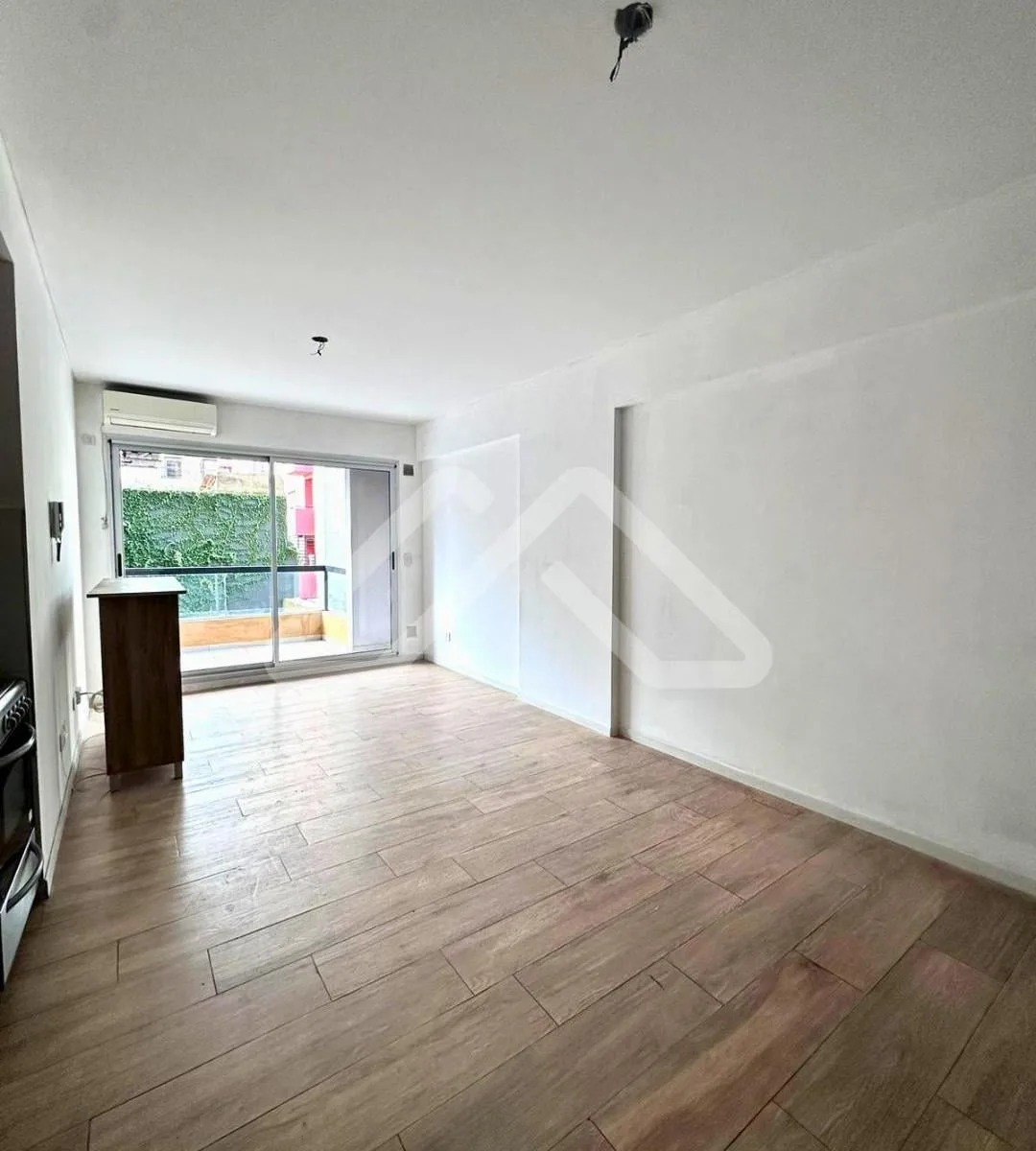 Alquilo Luminoso Ambiente con Balcón y Patio Privado