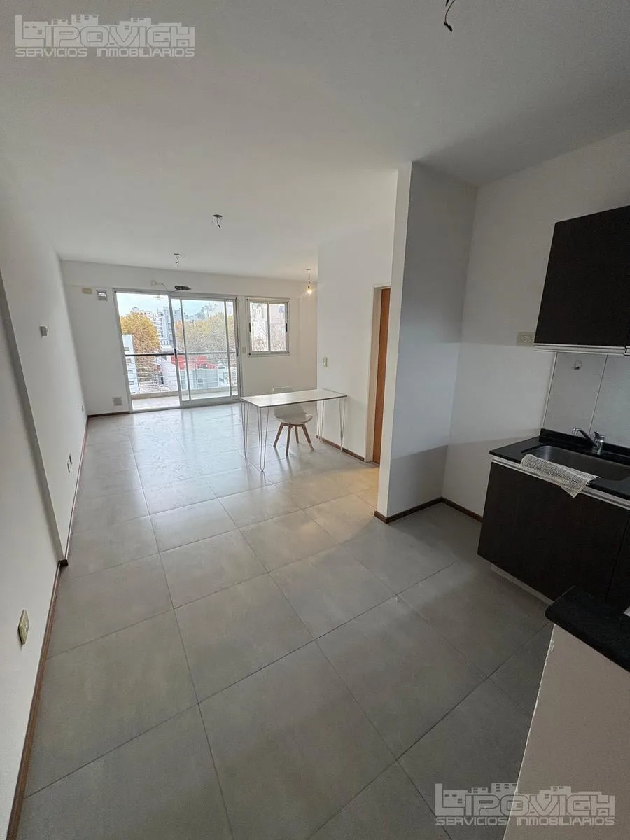 Ambiente Divisible. 6° Frente. con Balcón. Vigilancia. Amenities. Av E. Stado de Israel 4600