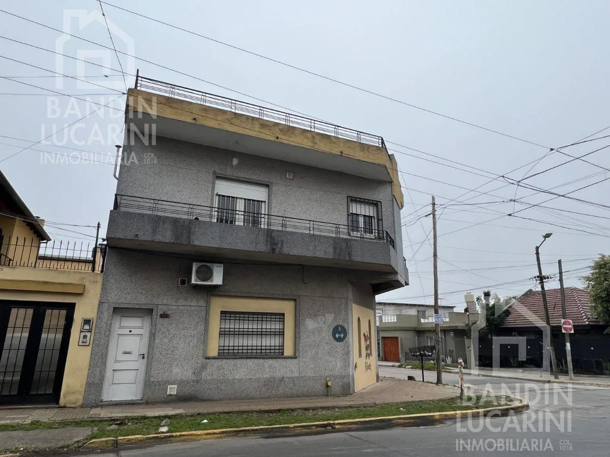 Departamento en Alquiler de 2 Amb en Primer Piso. 1 Cuadra de Av Mitre