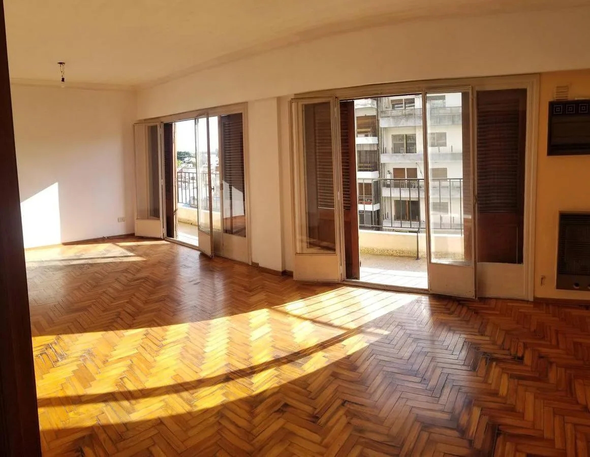 Departamento 4 Amb en Alquiler con Balcón Al Frente - Flores