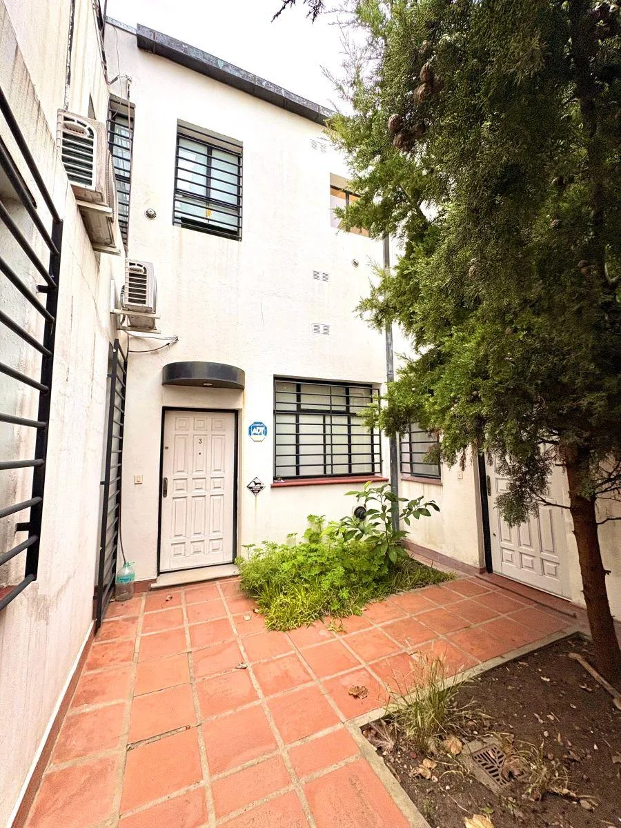 Departamento por Pasillo en Duplex con Pequeña Terraza y Parrilla. Opción Cochera