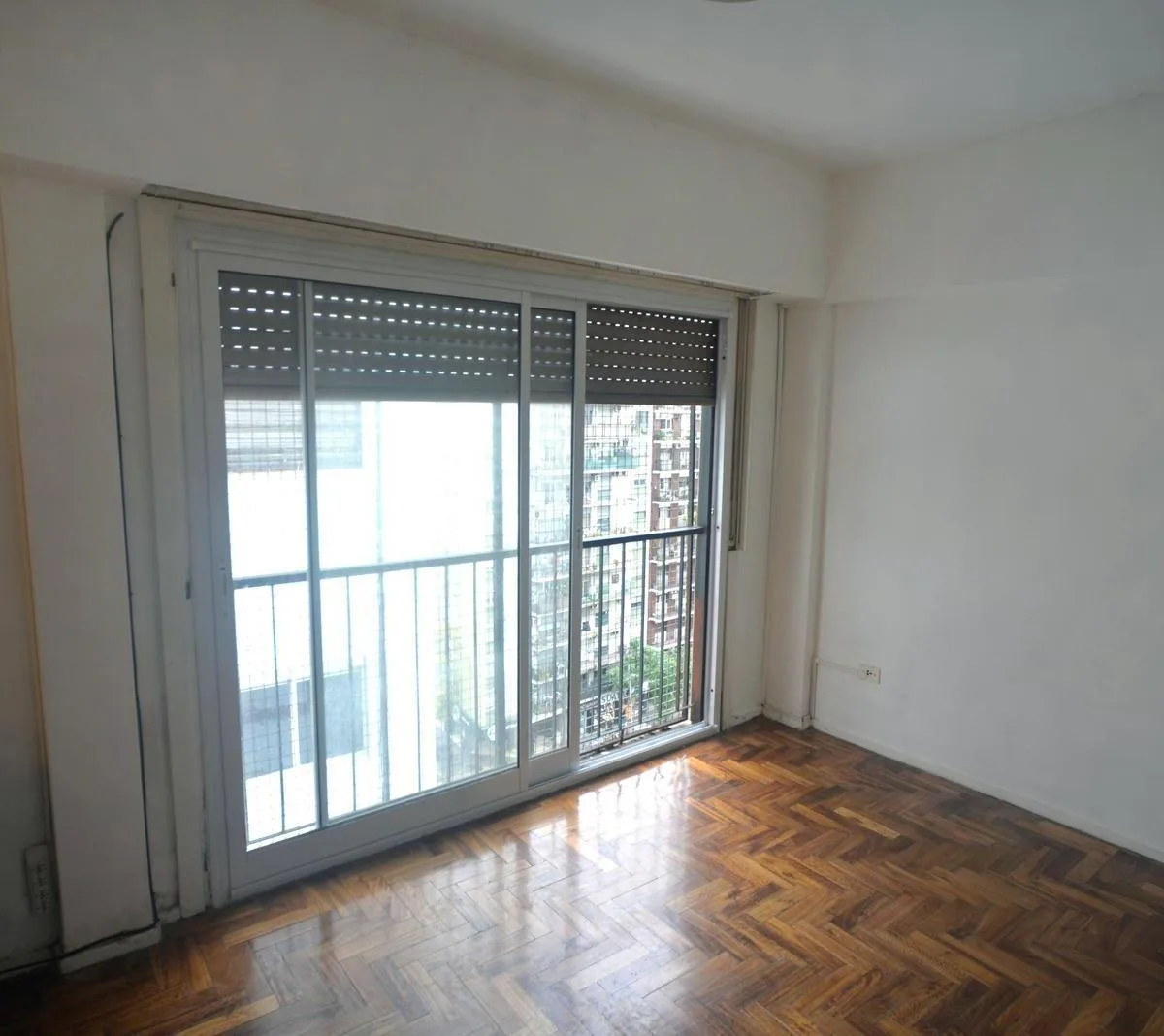 Lateral studio with elevator