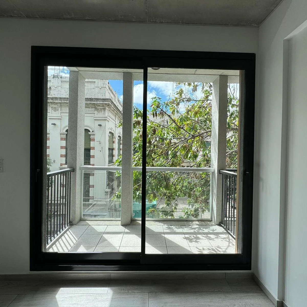 Studio de frente com varanda