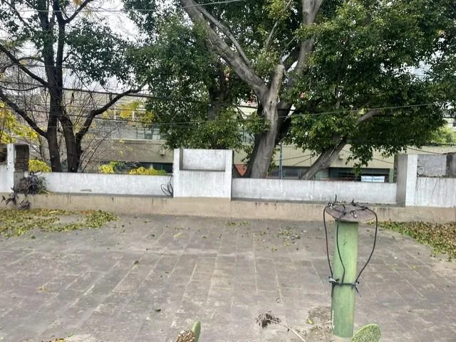 Casa en Ubicación Privilgiada. Patio con Parrilla y Terraza, Estado Regular. Apto Comercial