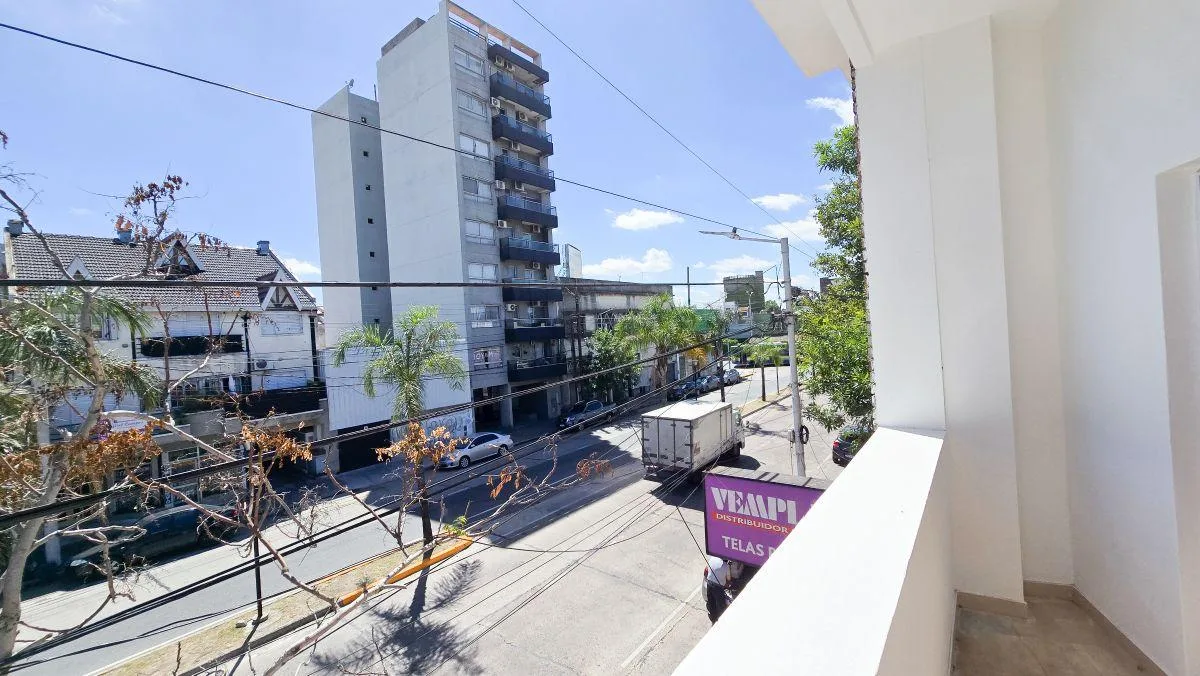 Alquiler de Departamento 3 Ambientes con Balcón Al Frente y Gran Terraza en Avellaneda