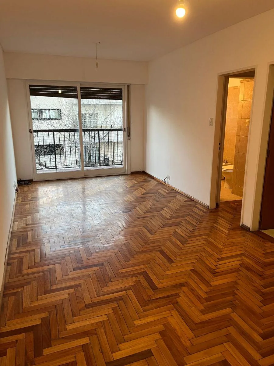 2 ambientes con balcón y lavadero