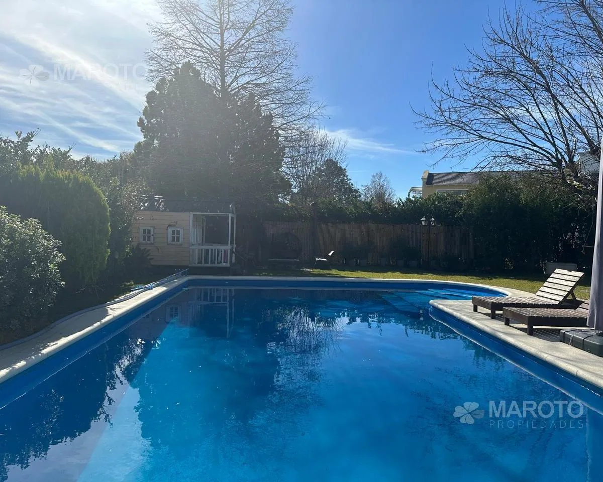Casa com piscina e churrasqueira