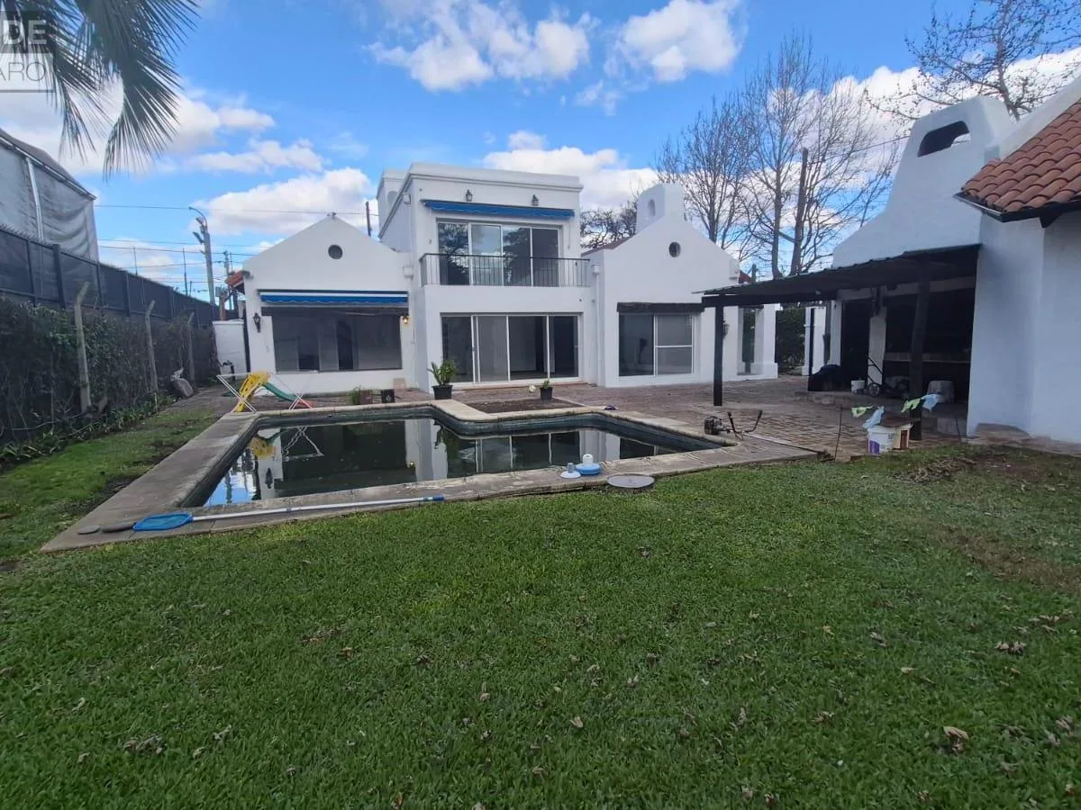 Alquiler Casa en Lomas de San Isidro | Gran Jardín Quincho y Pileta | 850 m&sup2; | Garage Para 4 Autos