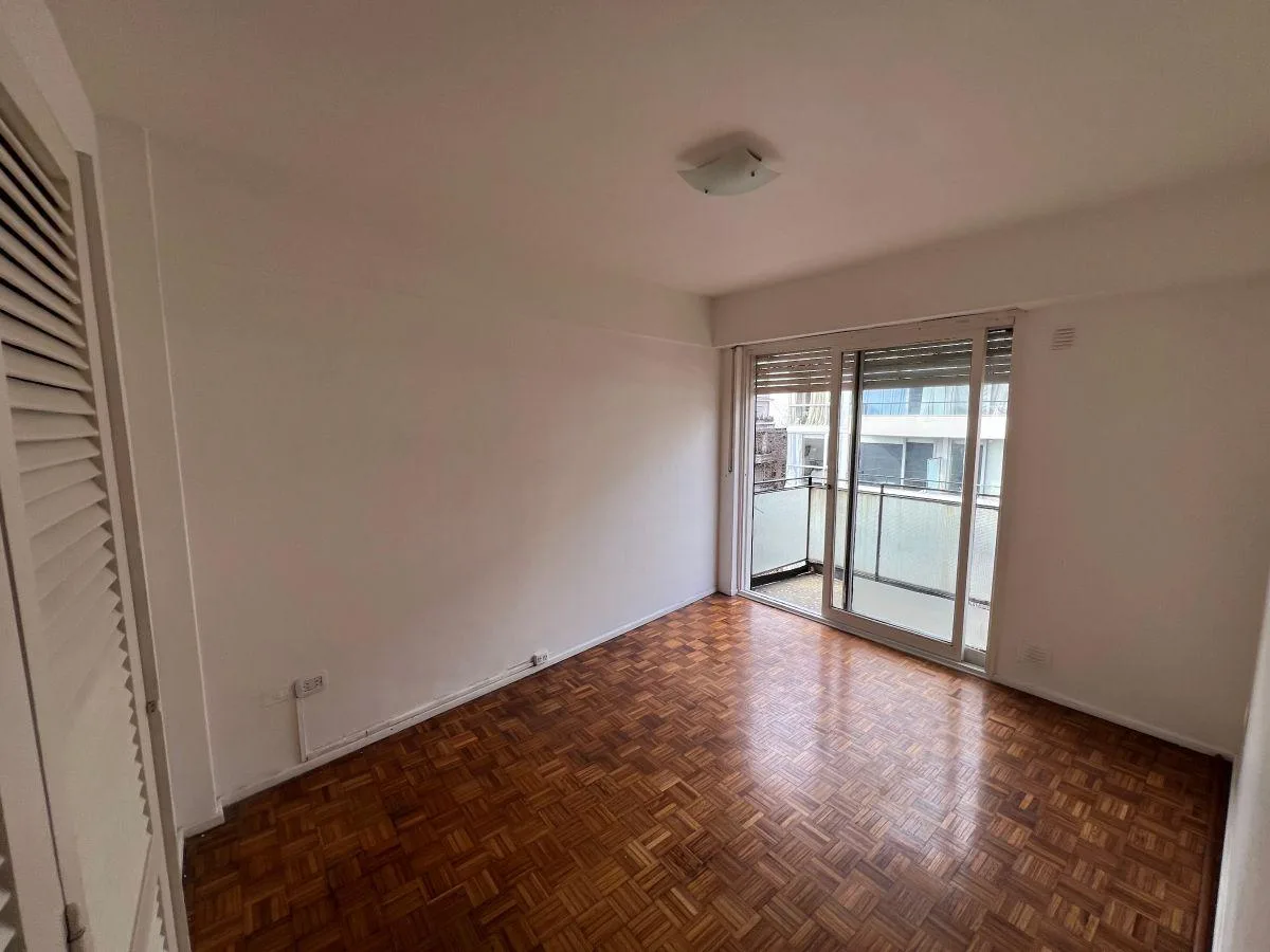 Apto Profesional, Super Luminoso Piso Alto con Balcón