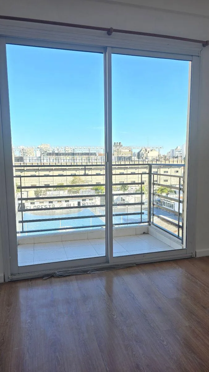 Monoambiente con balcón y vista abierta