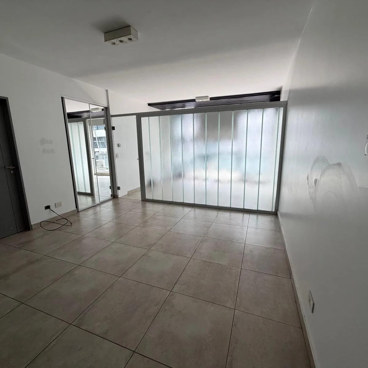 Divisão do quarto, varanda e amenities