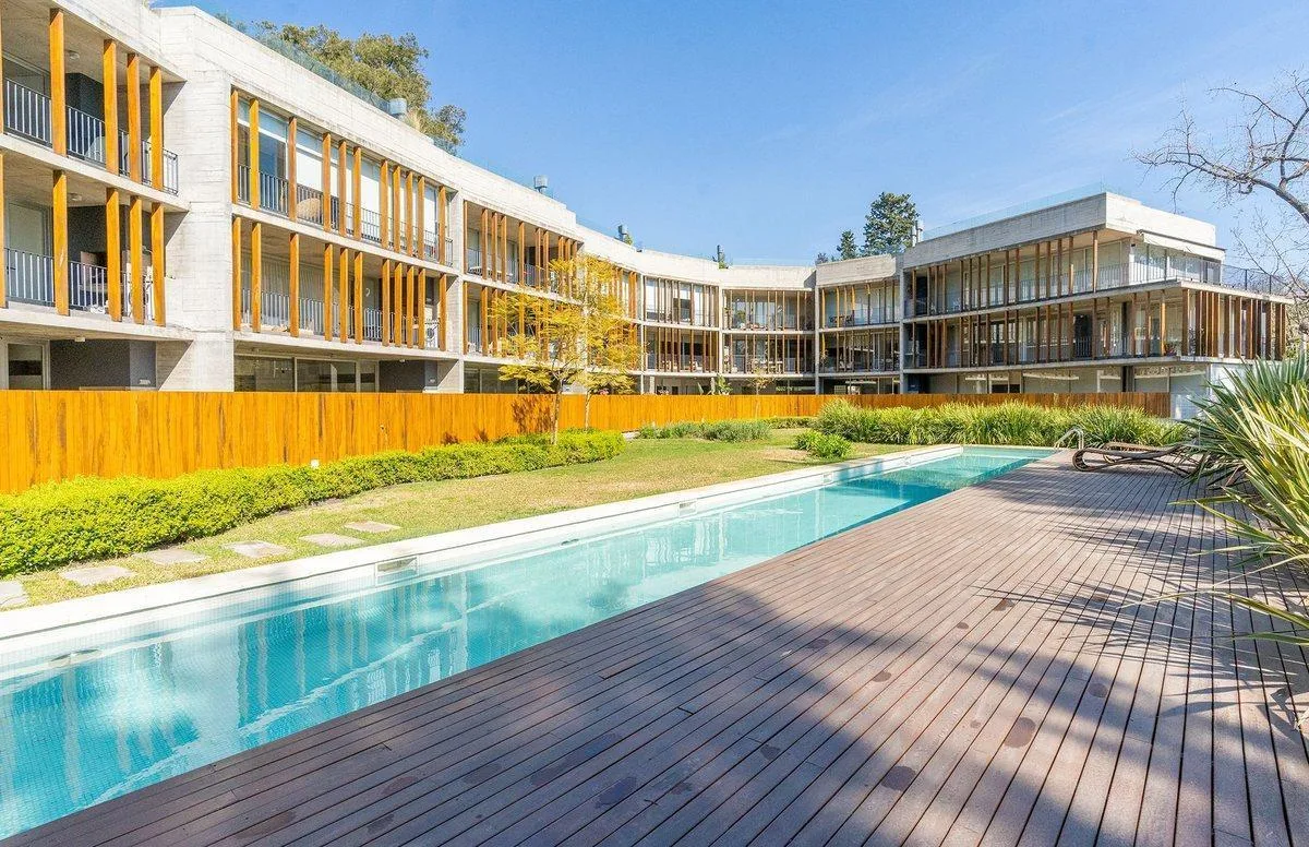 4 bedrooms, pool and parking