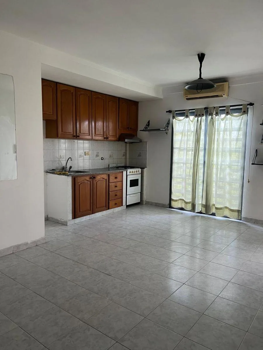 Departamento con balcón cerrado y cochera