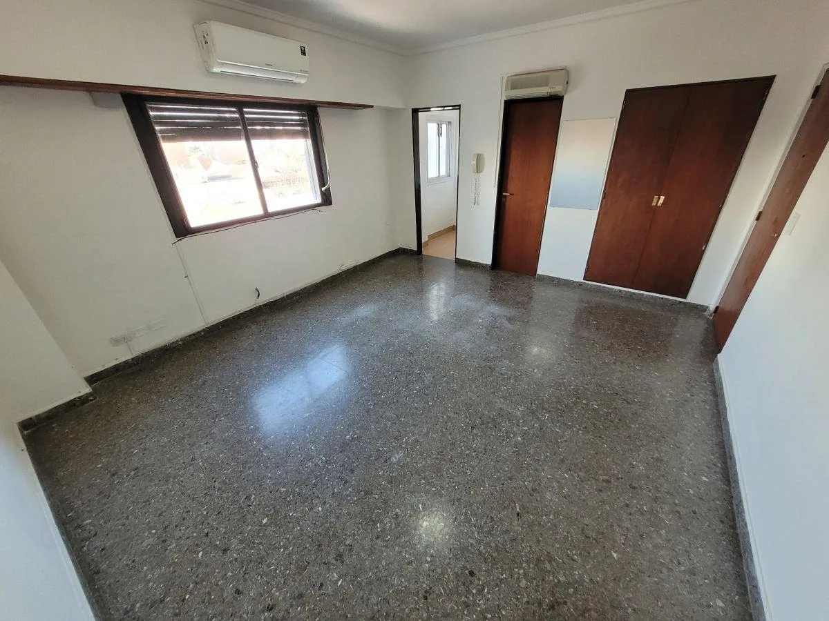 Monoambiente lateral, cocina independiente
