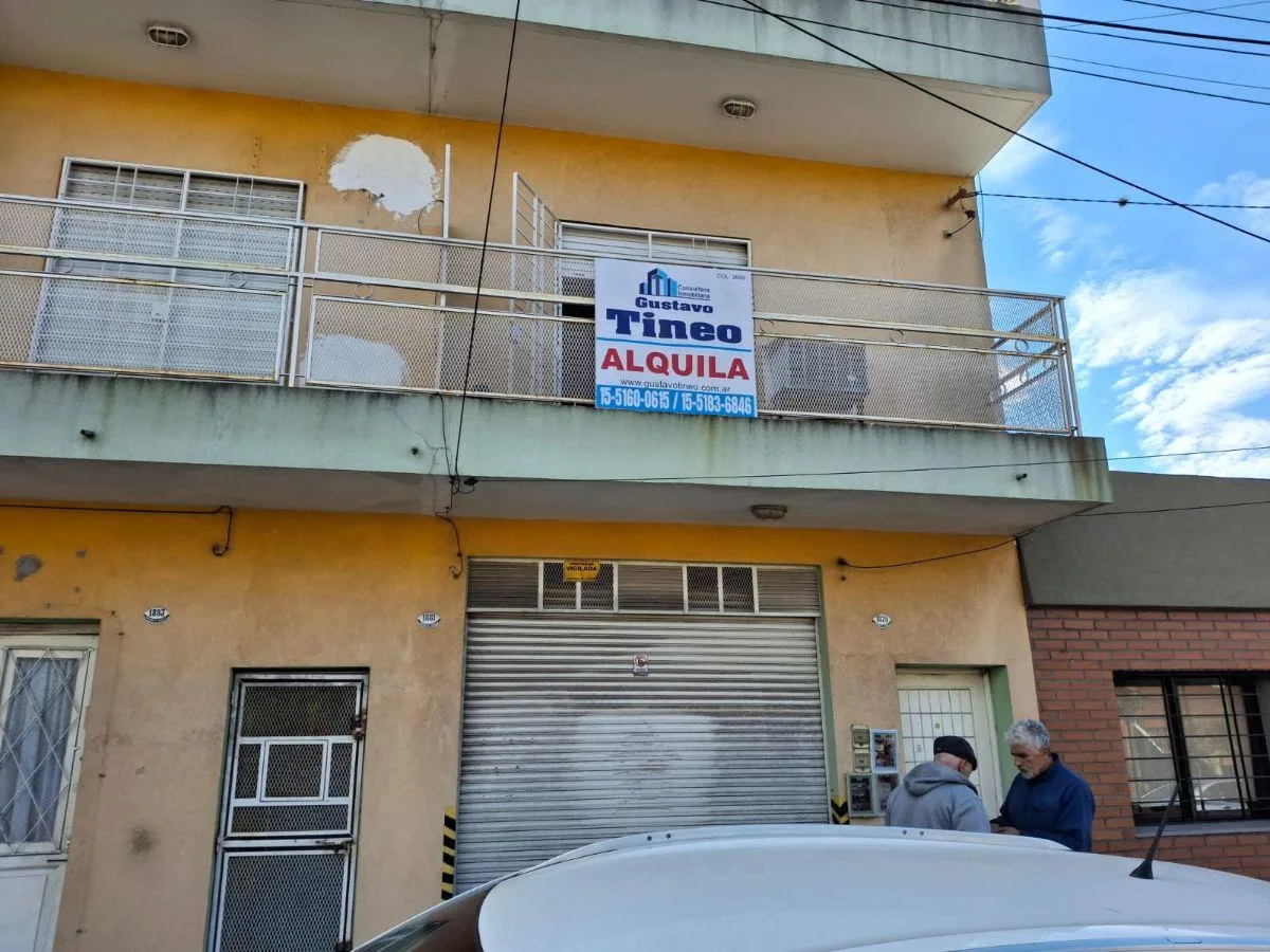 Alquiler – Dos Ambientes en Planta Alta con Terraza, Castelar