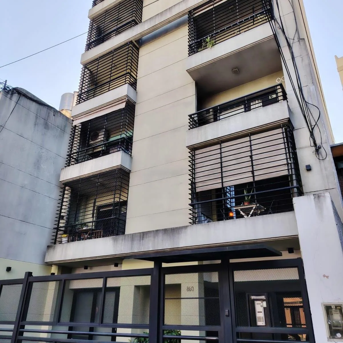 Alquiler de Departamento, Al Frente, con Balcon y Parrilla