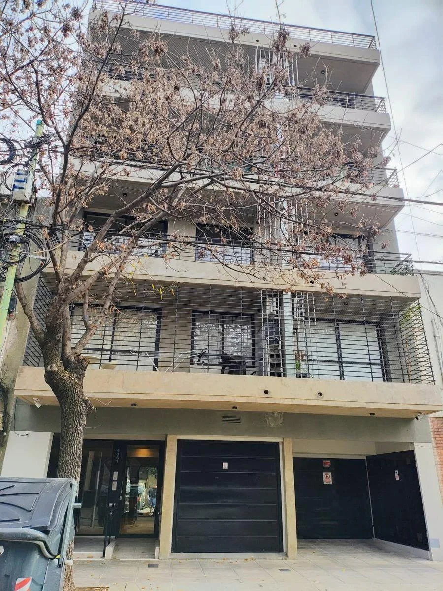 Departamento 2 Ambientes y Medio en Monte Castro, con Amplio Balcon