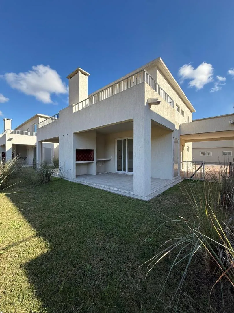 Casa 3 Amb a Estrenar Jardin Cochera Parrilla Terraza Pilar