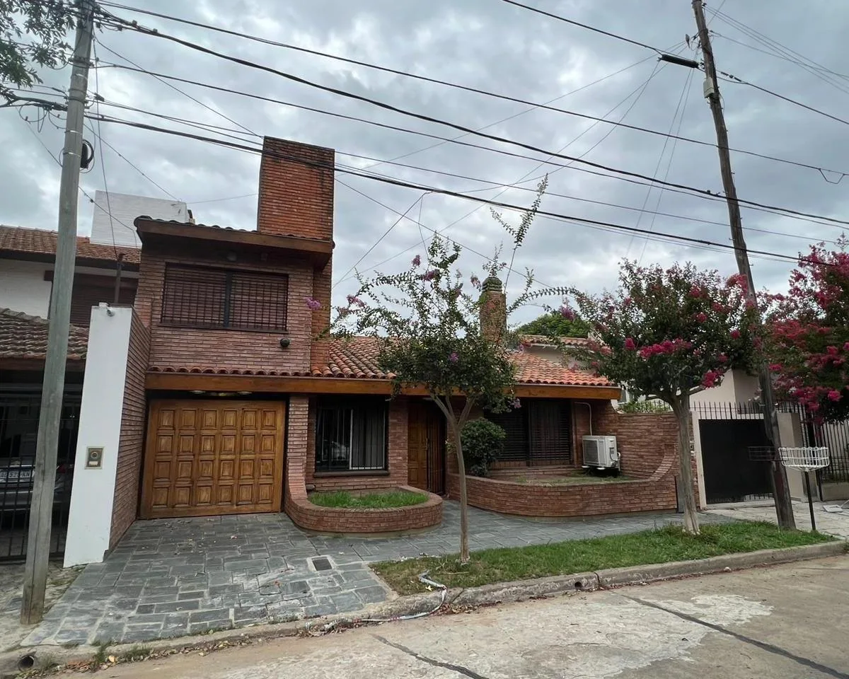 3-bedroom chalet with pool