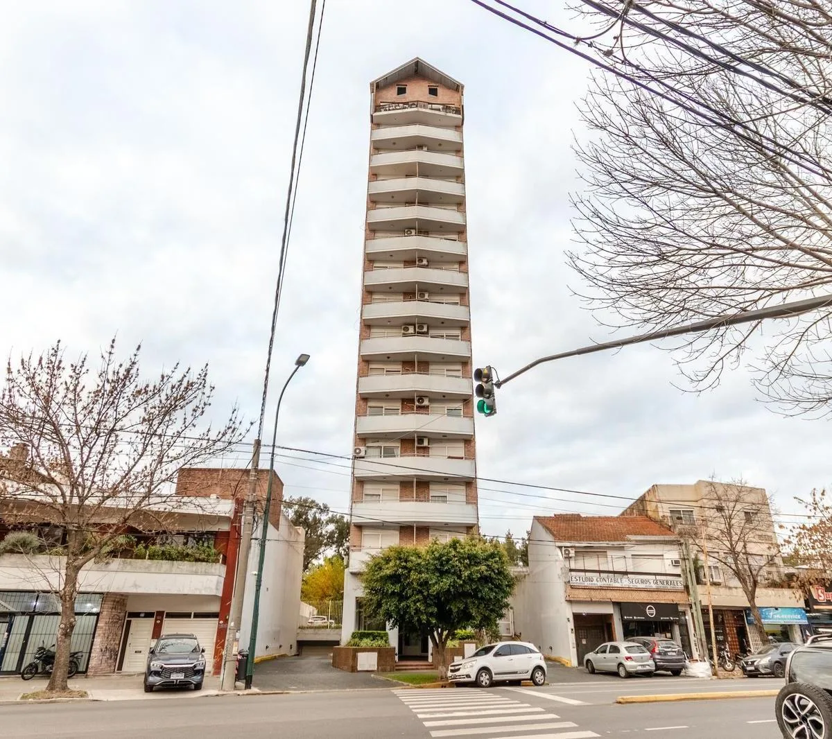 2 dormitorios con balcón y cochera