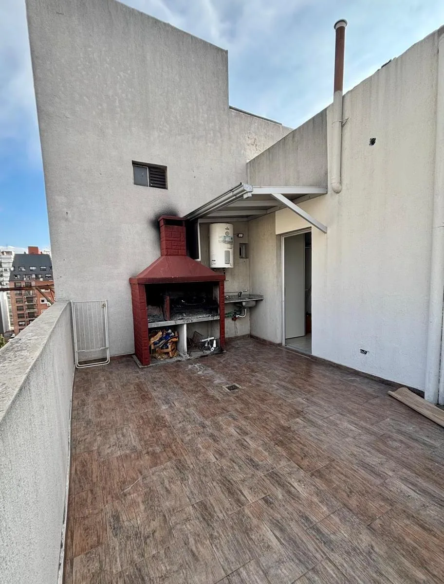 Departamento Duplex con Terraza y Parrilla Propia. 3 Amb 2 Baños. Apto Mascotas