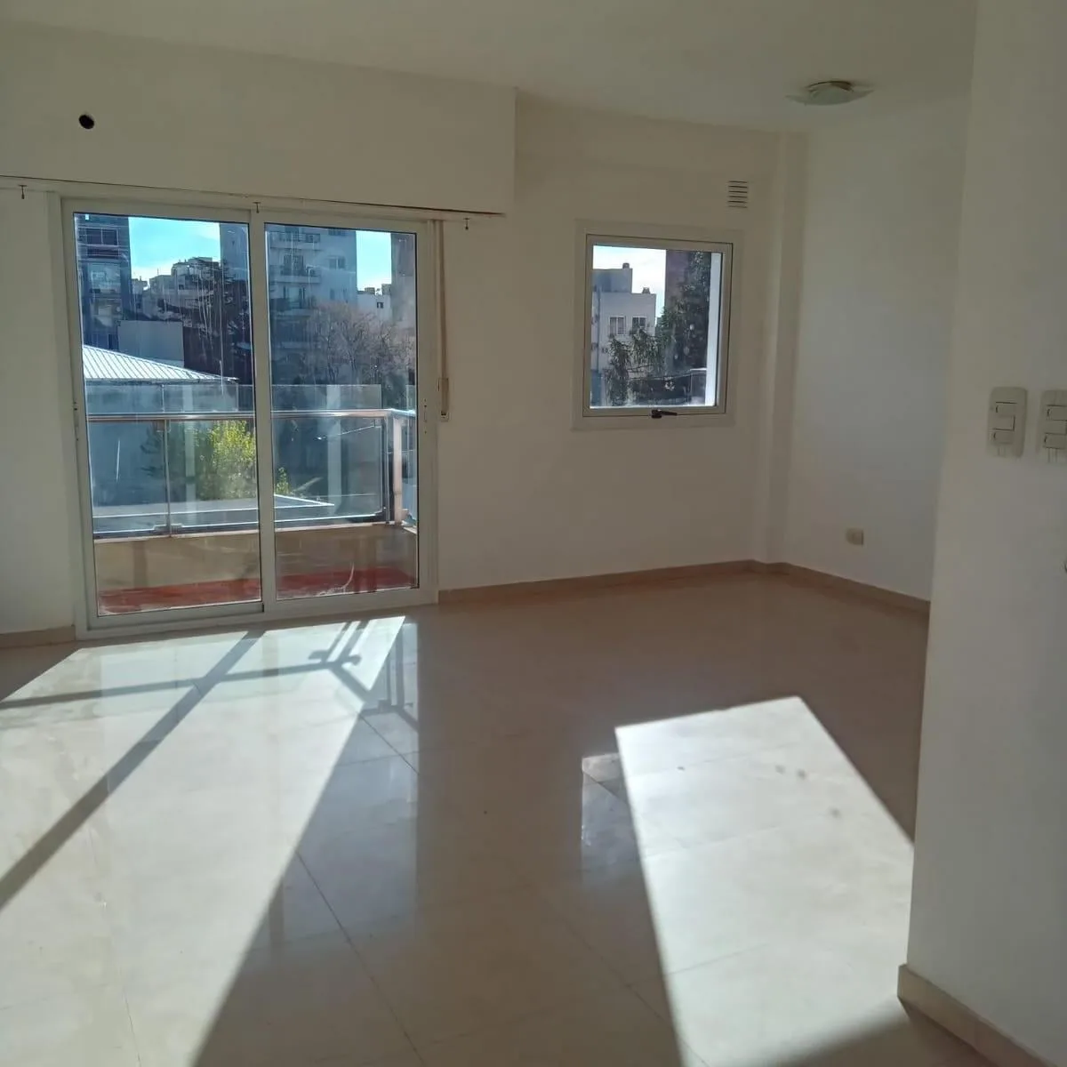 2 ambientes con balcón al frente
