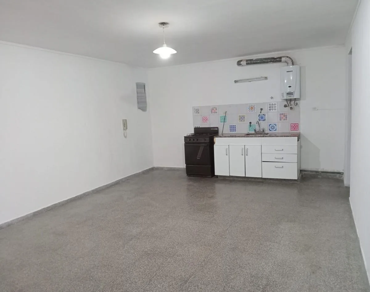 Av 1 E/ 63 y 64 - un Dormitorio Planta Baja - Ideal Estudiante Medicina