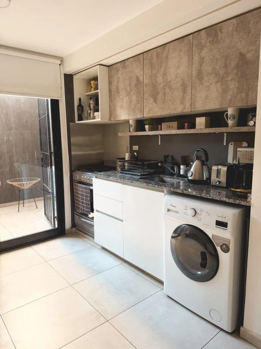 Monoambiente con patio, sin muebles