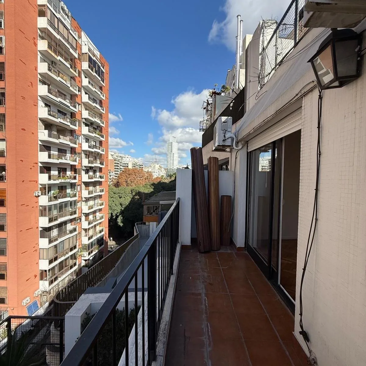 Piso alto con balcón corrido