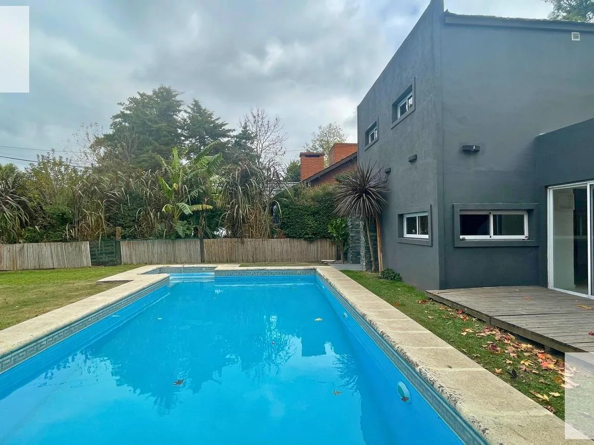 Casa na La Cascada com piscina