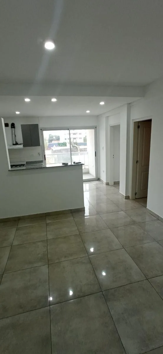 Alquiler, Dos Ambientes con Cochera, Edificio Whait en Berazategui