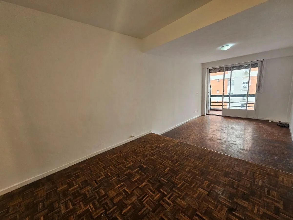 2 ambientes al frente con balcón