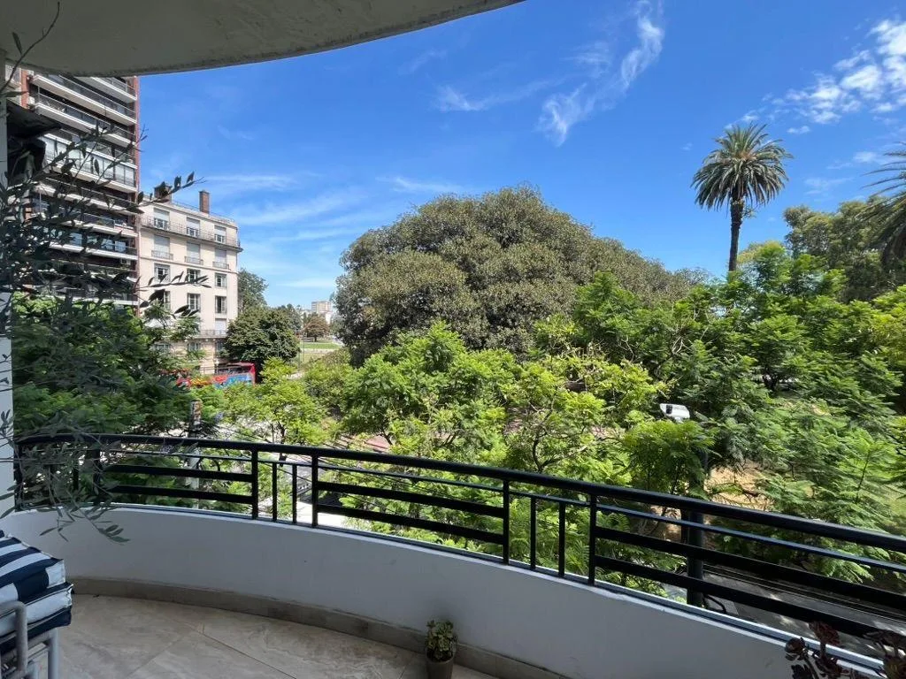 Duplex reformado, vista da praça
