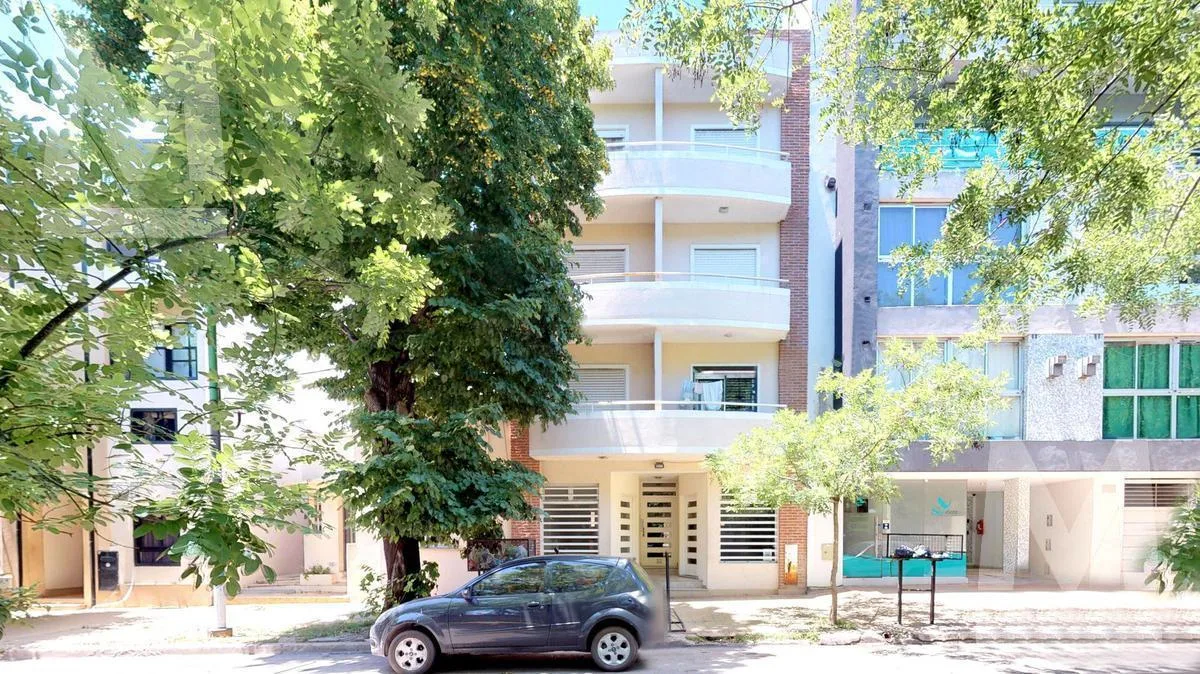 1 dormitorio con balcón y patio
