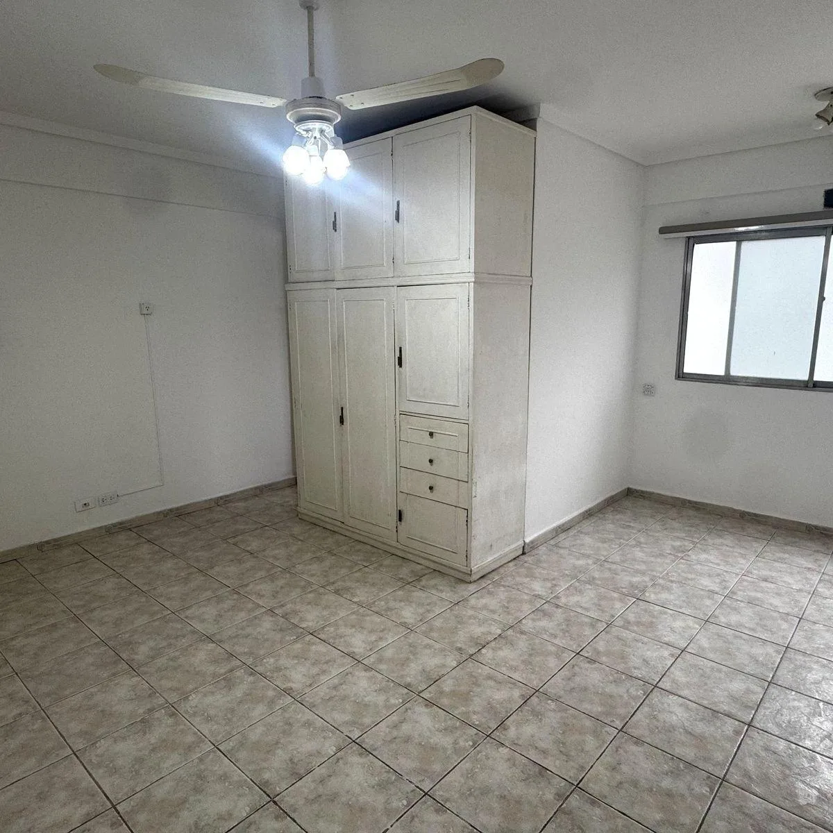 Studio com terraço compartilhado e A/C
