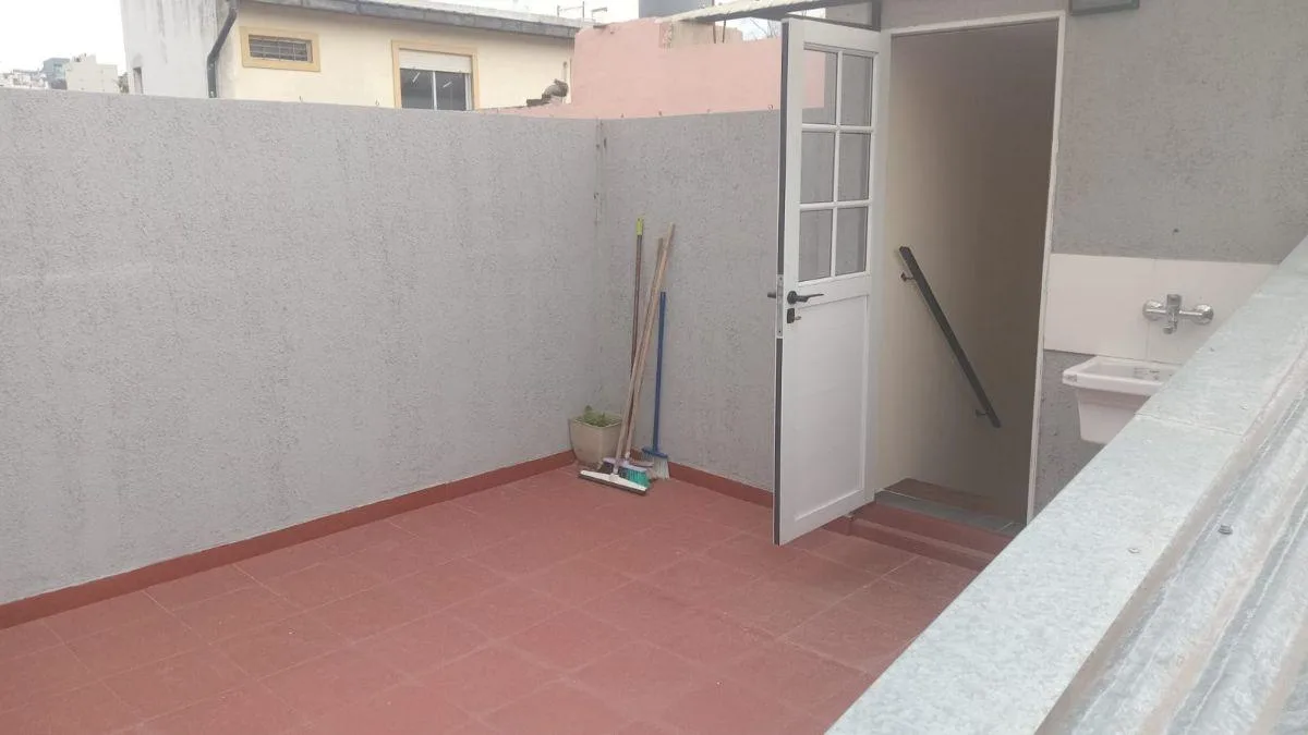 PH en 1° Piso por Escalera de 2 Amb con Balcon y Terraza Propia – a Nuevo Impecable - Loyola Al 1500