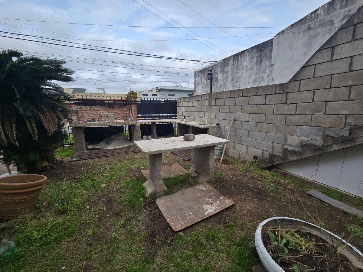 Casa PH 70 m&sup2; Al Frente con Cochera, Jardin y Baulera, Alquiler Moron Sur