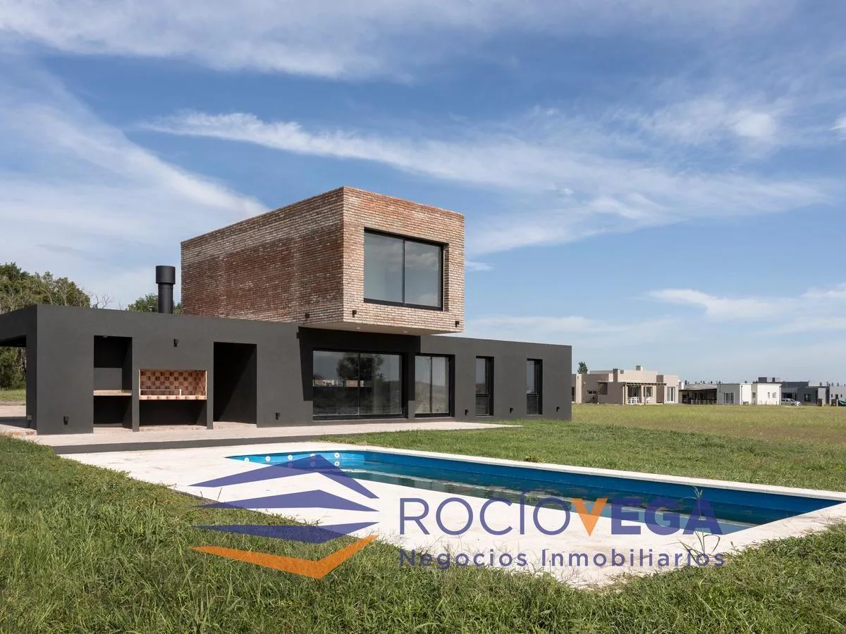 Casa com piscina e churrasqueira