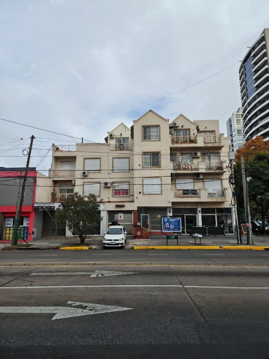 Departamento de 3 Ambientes con Cochera en Alquiler en Banfield