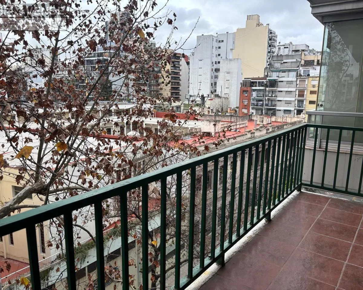 Alquiler de Excelente 4 Ambientes Al Frente con Balcon Corrido y Cochera Fija Cubierta en Palermo