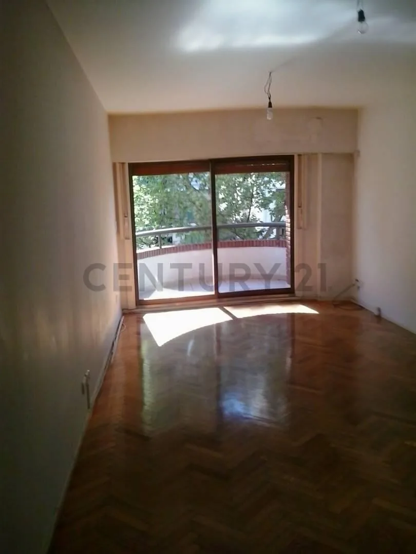 Excelente 2 Ambientes Al Frente con Balcon y Cochera en Caballito