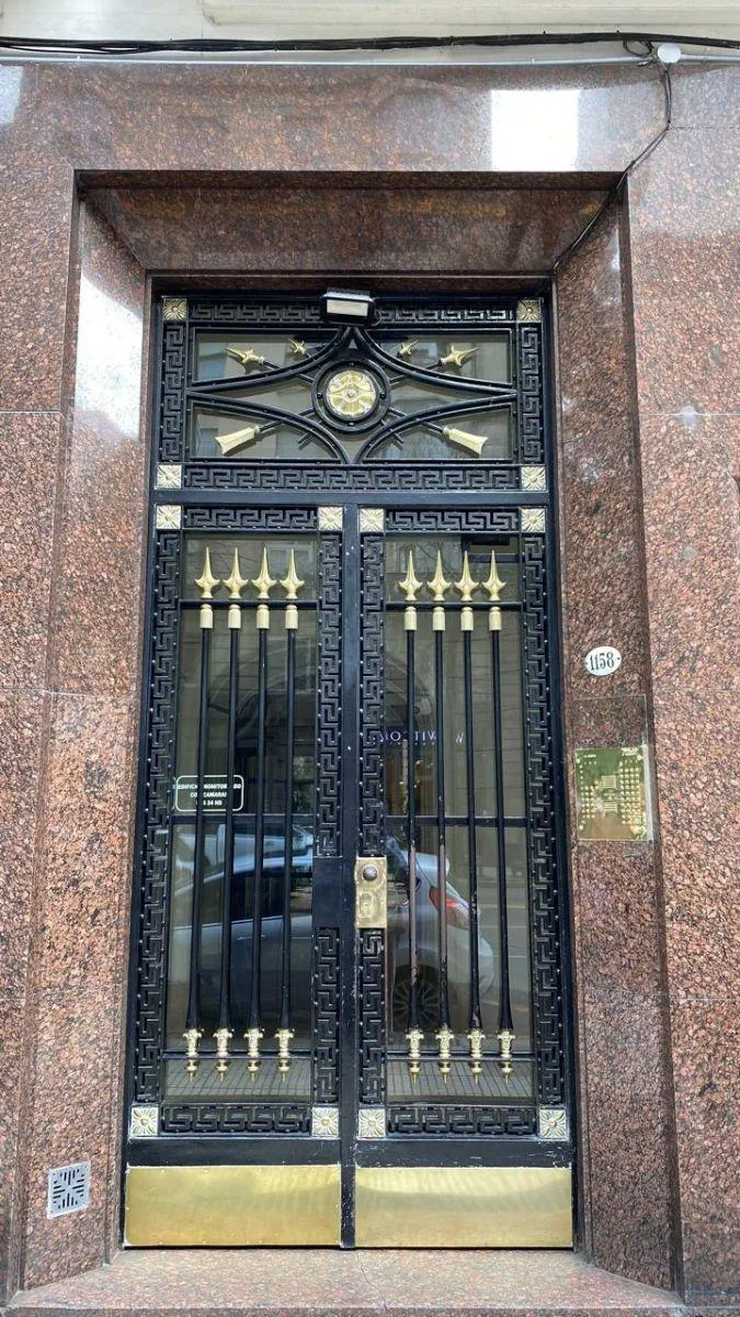 En Señorial Edificio Amplio Depto