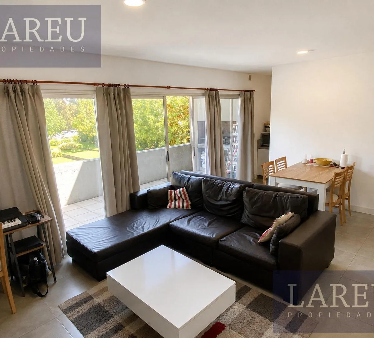 Departamento en Venta con Renta, en Bosque Alto
